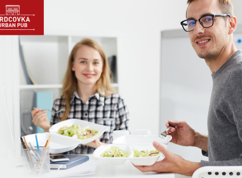 Zostaňte doma a pochutnajte si na jedle zo Srdcovka Urban Pubu s donáškou do časti Bratislavy grátis!