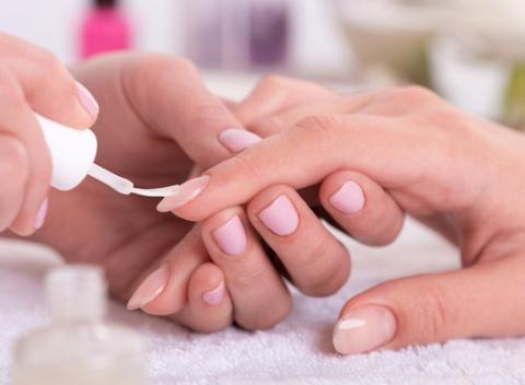 Zabudnite na rozštiepené a lámavé nechty, pretože s gél lakom či japonskou manikúrou sa zbavíte všetkých problémov týkajúcich sa nechtov. 