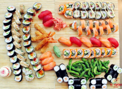 Sushi set box podľa výberu s donáškou zadarmo priamo k vám domov.