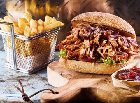 Burger s trhaným bravčovým mäsom, poctivá domáca BBQ omáčka + domáce hranolky v HARLEY SALOON®.