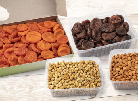 Sušené marhule, jadrá alebo plody moruše bielej či ovocné tyčinky.