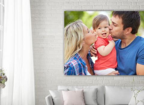 Tlač fotografií na plátno. Nemusíte svoje spomienky vešať na klinec doslova. Stačí si ich zavesiť na stenu a stane sa z nich dekorácia.  