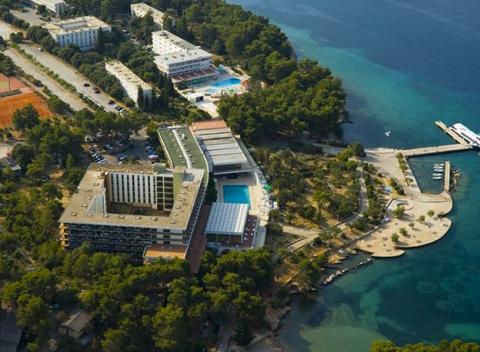 Navštívte chorvátsky levanduľový ostrov Hvar. Zavítajte do mesta Stari Grad a užite si dovolenku s all inclusive light v Hoteli Lavanda. 