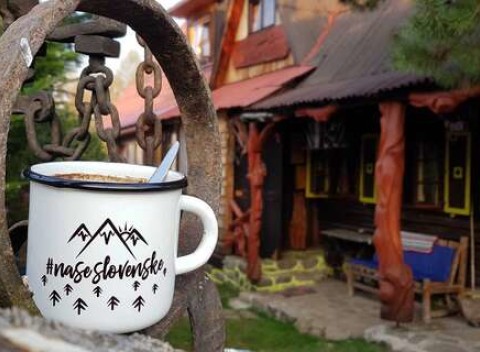 Smalťáčiky s originálnym motívom od slovenských tvorcov. S plecháčikom je život krajší.