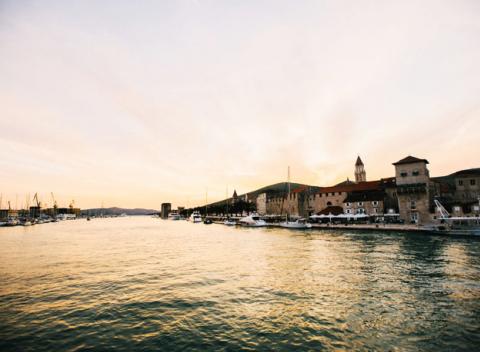 Objavujte málo známe chorvátske ostrovy. Dovolenka v priestranných apartmánoch Villa Malo More s terasou na ostrove Čiovo, raňajky v cene.