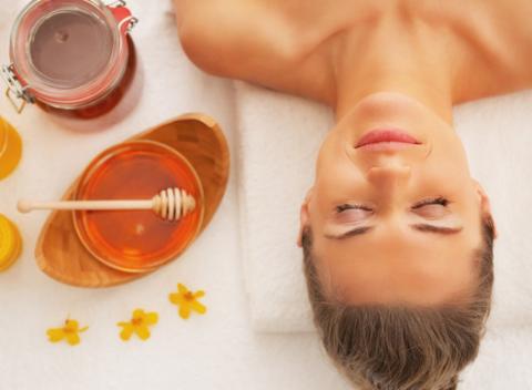 Fantastická detoxikačná medová alebo relaxačná masáž s esenciálnymi olejmi. Presne mienené pohyby na stuhnuté miesta vášho chrbta. 