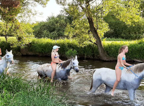 Letný detský tábor s jazdou na koňoch a zábavou v aquaparku + plná penzia.