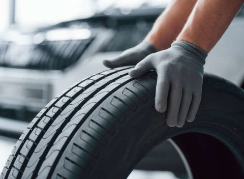 Kompletné prezutie pneumatík s vyvážením alebo prehodenie obutých kolies.