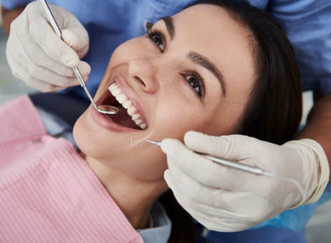 Komplexná dentálna hygiena alebo implantát v novootvorenej zubnej klinike One Day Teeth.