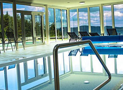 Chata Jana pre dvoch v krásnej prírode Bielych Karpát. Najskôr si užijete prechádzku a výhľad na hory a potom relax v modernom wellness.