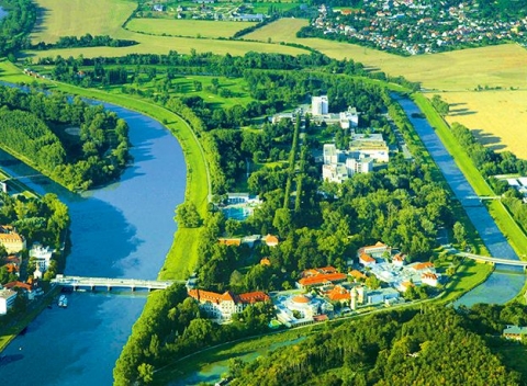 Zavítajte do najznámejších slovenských kúpeľov Piešťany. Kúpeľné procedúry v modernom 3* hoteli Danubius Health s polpenziou.