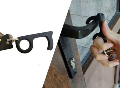 Otvorte výťah, dvere či smetný kôš bez kontaktu s rukami vďaka antibakteriálnej kľúčenke Gripy.