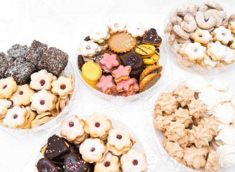 Voňavé ručne robené čajové pečivo - mix lineckých, vanilkových rožkov, kokosových ježov, kokosiek.