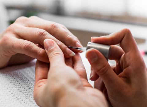 Krásne nechty vďaka manikúre s lakovaním alebo japonskej manikúre. Ukážte svetu, že vám na detailoch a na sebe samej záleží.