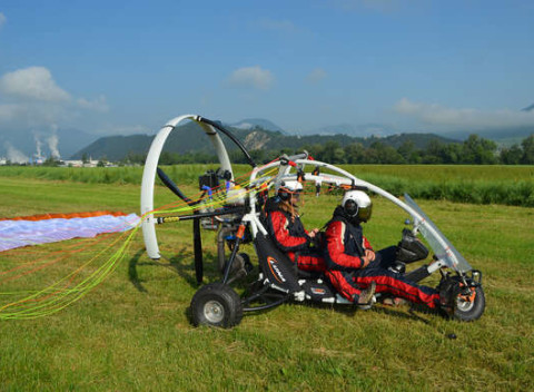 Nezabudnuteľný tandem motorový paragliding z letiska Dubová pri Modre so skúseným pilotom.