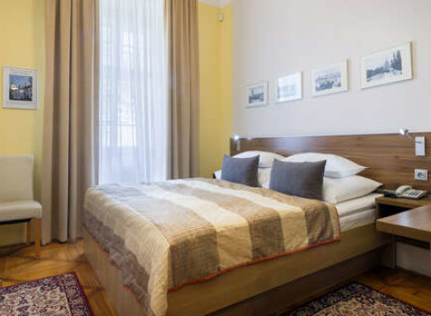 Romantický hotel Monastery**** v pokojnej záhrade s výhľadom na Pražský hrad.