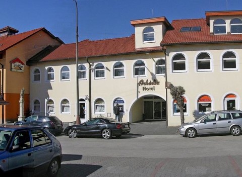 Hotel Arkádia *** - malý rodinný hotel nachádzajúci sa v centre mesta Bánovce nad Bebravou.
