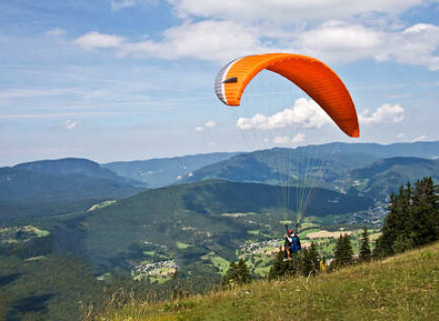 Rýchly kurz paraglidingu pre 1 alebo 2 osoby v krásnom prostredí Nízkych Tatier.