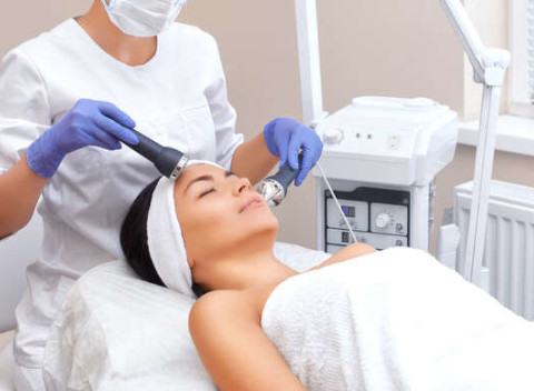 Balíčky starostlivosti o pleť pre každý typ v salóne La touche, balíček starostlivosti aj pre pánov.