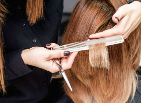 Strih s regeneračnou kúrou alebo darčekové poukážky na všetky kadernícke úkony.