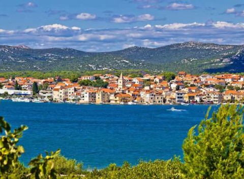 Rodinná dovolenka v Chorvátsku v hoteli Miran*** s polpenziou a bazénom len 30 m od pláže.