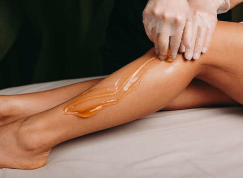 Depilácia orientálnou metódou – cukrovou pastou. Prírodná, bez chemických prísad, veľmi účinná.