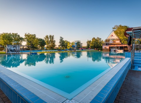 Leto v Dunajskej Strede: Apartmány Termál *** prepojené s termálnymi kúpeľmi s celodenným vstupom + raňajky.