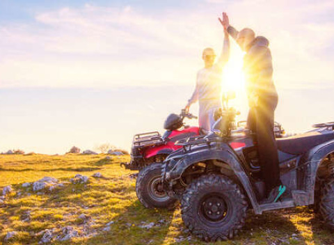 Celodenný prenájom dvojmiestnej štvorkolky alebo skútra so školením pred jazdou.