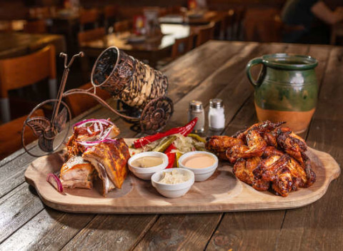 Grilované rebierka v medovo-pikantnej marináde alebo GrilMix v bratislavskom Mamut pube.