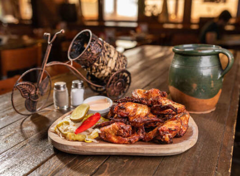 Marinované grilované krídelká s chilli-smotanovým dresingom a prílohou v bratislavskom Mamut pube.