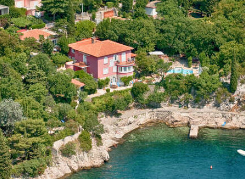 Dovolenka v Chorvátsku v štúdiách Villa Dora s bazénom a len pár krokov od mora.