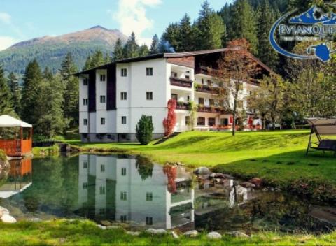 Oddych, krásna príroda to možete zažiť v Rakúskych Alpách v obľúbenom horskom hoteli Evianquelle Hoteli*** priamo pri liečivom prameni. 