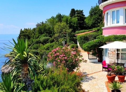 Dovolenka pre dve osoby v Chorvátsku na pláži Kraljevica v 4* Villa Dora.