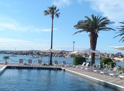 Dovolenka v Chorvátsku na Pagu s výhľadom na more v hoteli s polpenziou.