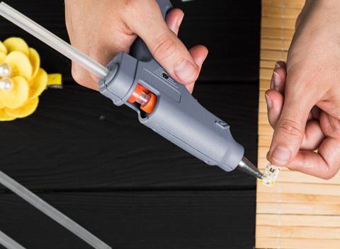 Tavné pištole pre šikovné ruky - v ponuke aj rôzne farebné tavné tyčinky.