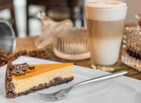 Cheesecake s kávičkou v útulnej reštaurácii Le Papillon v centre mesta.