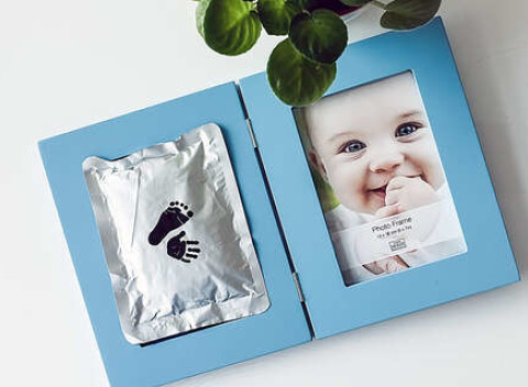 Detské fotoalbumy alebo originálny detský rámik s plochou pre odtlačok rúčky alebo nožičky.