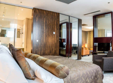 Leto v Holiday Inn Žilina**** s parádnym výhľadom a vstupom na výstavu zbierky historických áut Škoda.