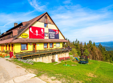 Beskydy pod Veľkým Javorníkom v Horskom Hoteli Fran s bazénom a polpenziou + dieťa zdarma.