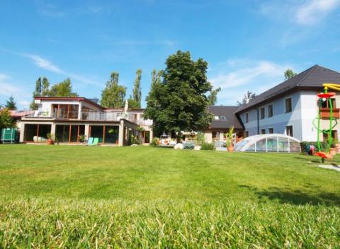 Vydajte sa spoznávať krásy Liptova a Nízkych Tatier. Zábava a relax v rodinnom penzióne na Alžbeta so 4 druhmi bazénov a polpenziou.