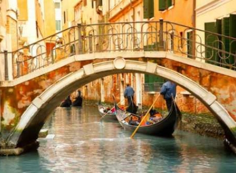 Krásne chvíle v krásnom meste. Romantická dovolenka pre 2 osoby v 3* hoteli, ktorý sídli v starobylom paláci pri Benátkach s raňajkami.