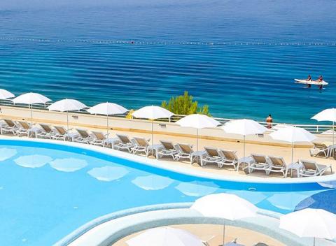 Patríte k milovníkom prekrásnych pláží Makarskej riviéry? Vyberte sa na dovolenku do moderného 4* Adriatic Beach Resort v Chorvátsku.