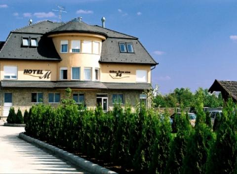 Užite si perfektnú relaxačnú dovolenku v luxusnom 4* hoteli M v kúpeľoch Hajdúszoboszló. Čaká vás polpenzia a neobmedzený wellness.