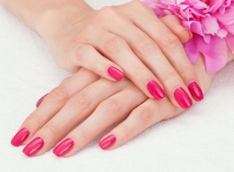 Podporte rast vašich nechtov a nechajte si spraviť zábal s vyživujúcou maskou či japonskú manikúru pre vysoký lesk vašich nechtov.