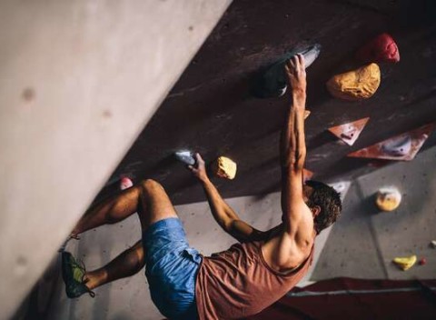 Kurzy lezenia na umelej lezeckej stene v Považskej Bystrici so skúseným inštruktorom.