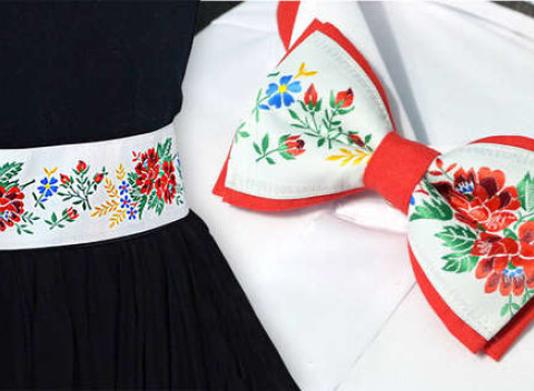 Pánsky motýlik a dámsky opasok s krásnym folklórnym motívom.