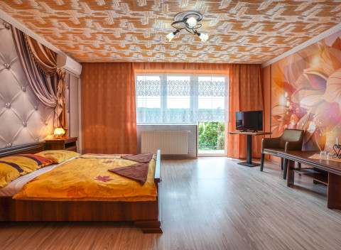 Rodinný pobyt v Penzióne Iveta s vonkajším bazénom, soľnou jaskyňou a raňajkami + 2 deti zdarma.