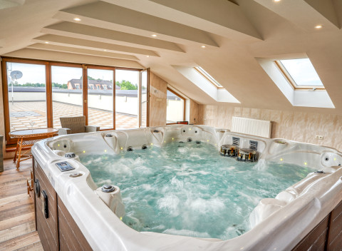 Podhajská len 300 m od termálneho kúpaliska v Penzióne U Vodníka III s masážou, vírivkou a raňajkami.