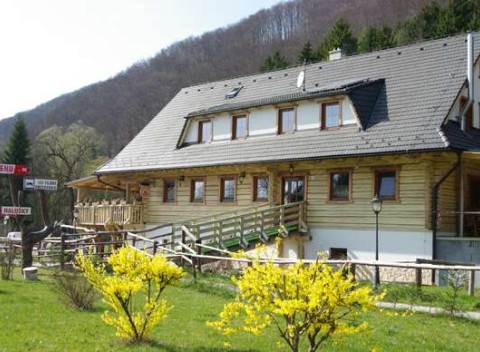 Penzión Mlynárka: Štýlová drevenica s tradičnou slovenskou kuchyňou v krásnej slovenskej prírode.
