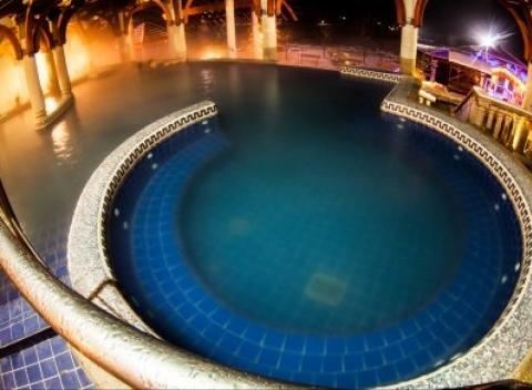 Zažite nezabudnuteľnú dovolenku v apartmánoch Kék Laguna kúsok od unikátnych kúpeľov Egerszalók a Demjén, s raňajkami a vstupom do kúpeľov.